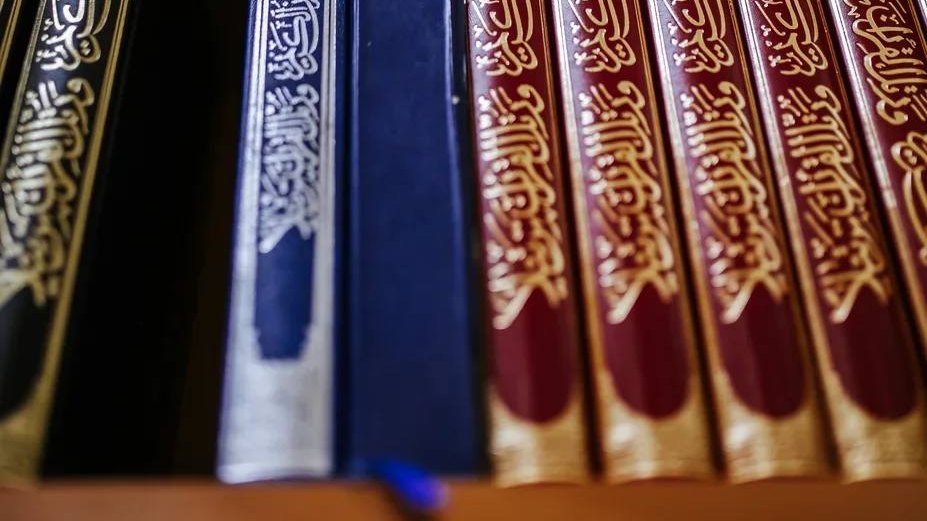 Книги по исламским наукам на полке