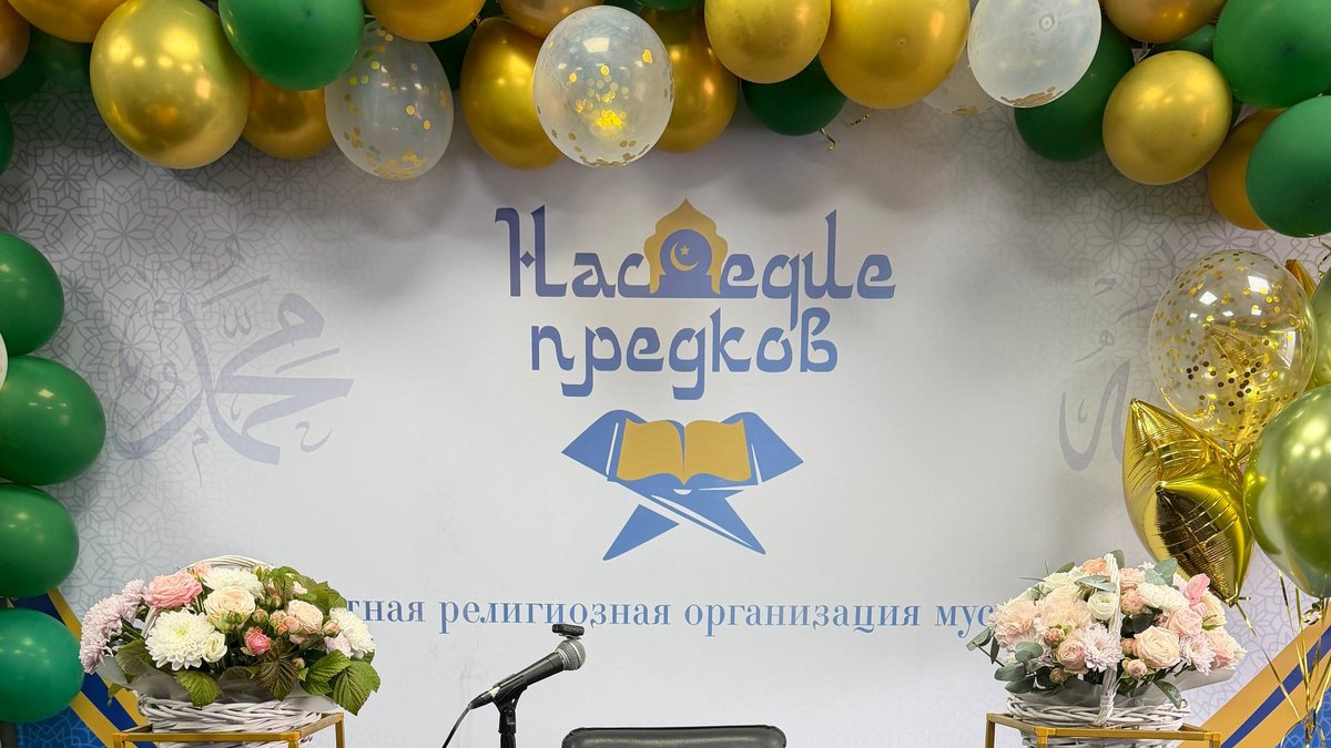 Зал медресе, где проходят мужские занятия